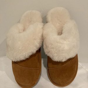 Nuknuk slippers brand new Size 7